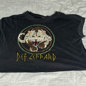 ‘Def Leppard’ Graphic Crop-top
